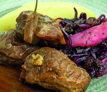 Braised Pig’s Cheeks with Mashed Potatoes, Red Cabbage and Pear